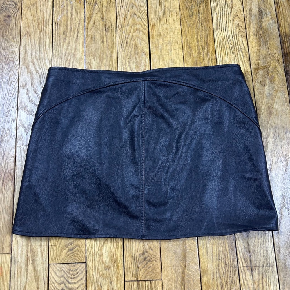 Wild Fable Faux Leather Mini Skirt Zipper Front Black Size L - Picture 2 of 3